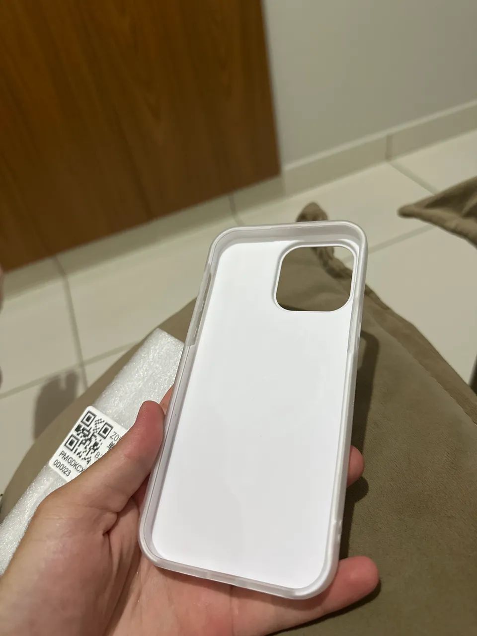 Capinha Branca Premium 14 Pro Max - Foto 4