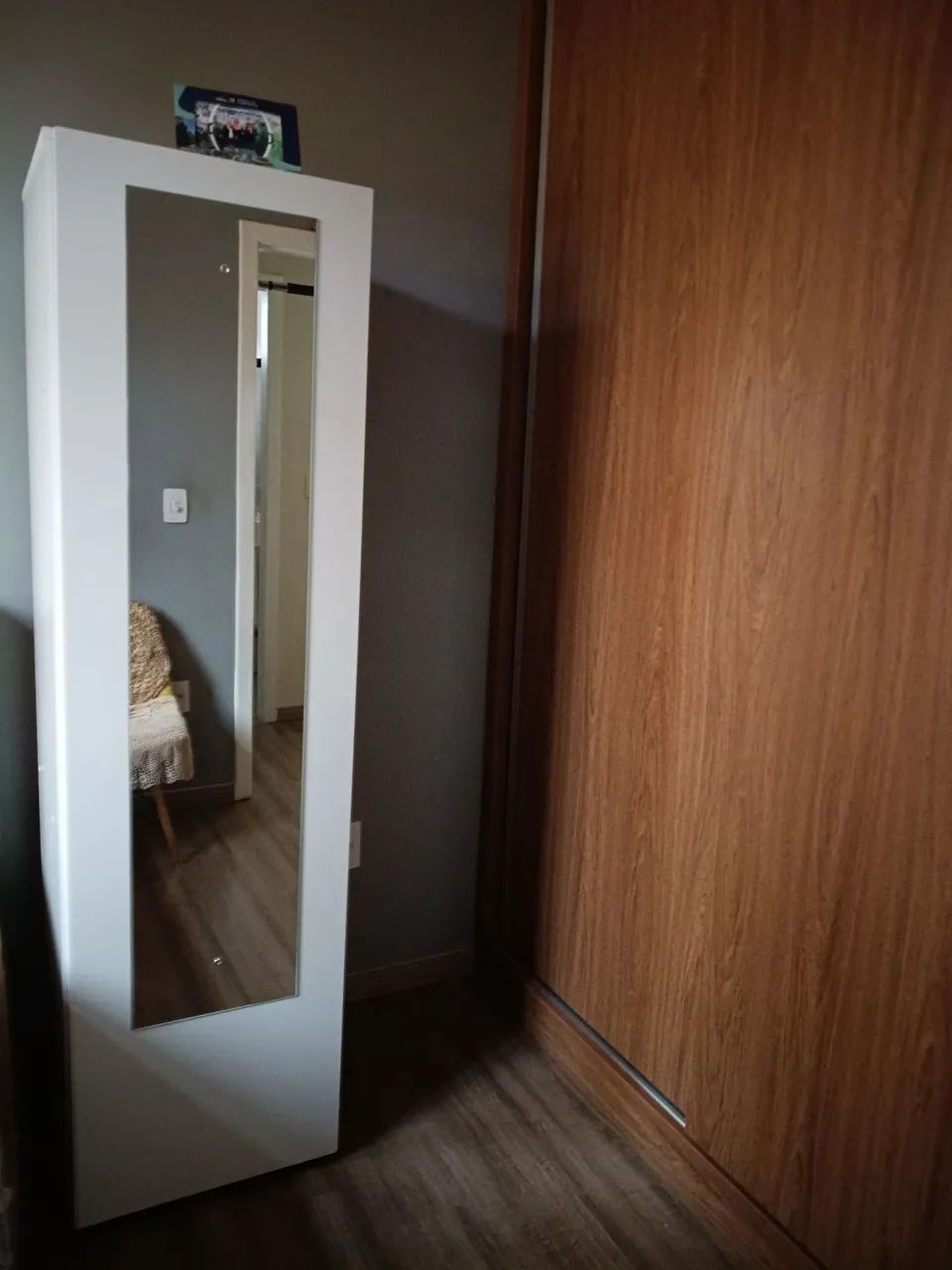 Armário de uma porta espelhada e com 5 prateleiras 