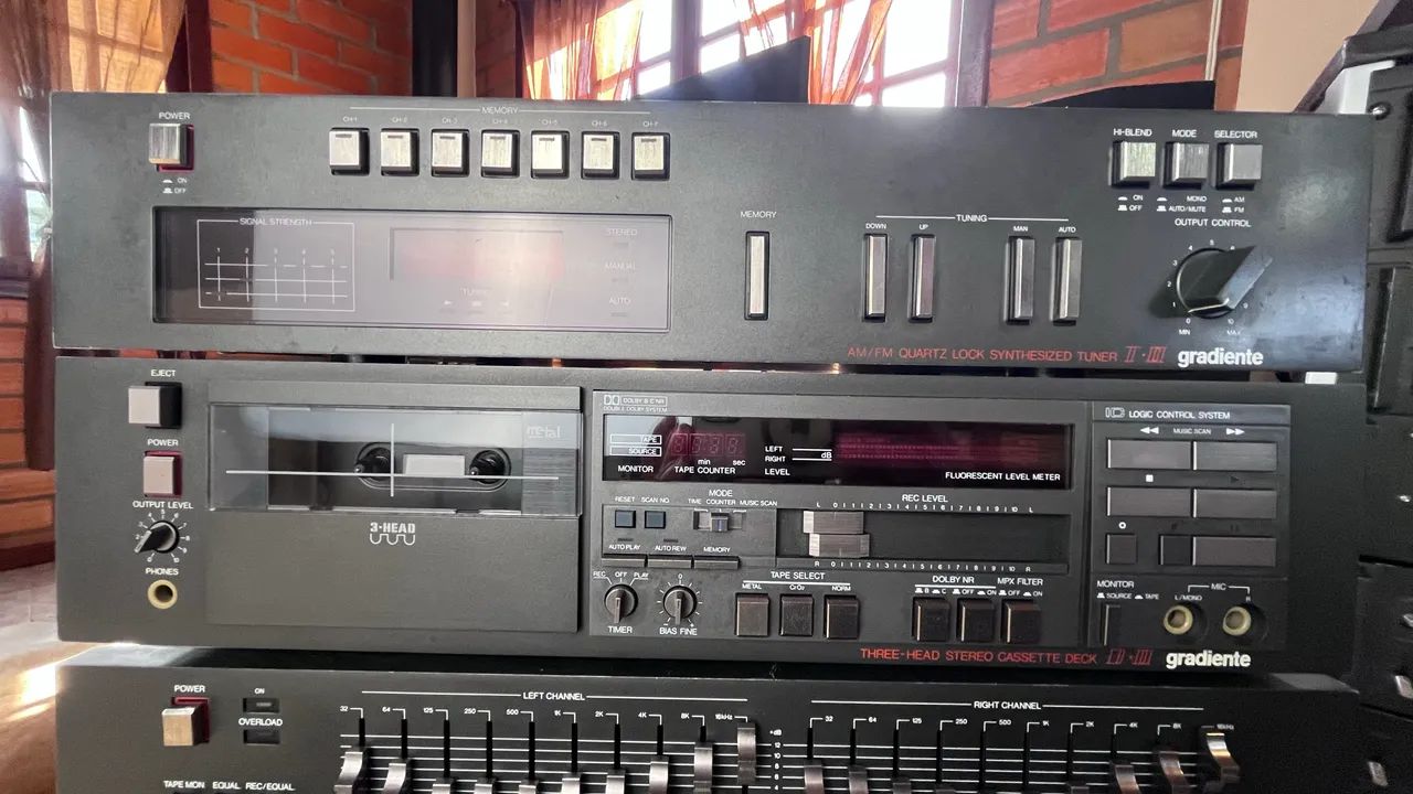 Gradiente esotech (tuner, crossover, amplificador A1, tape deck D2, equalizador)