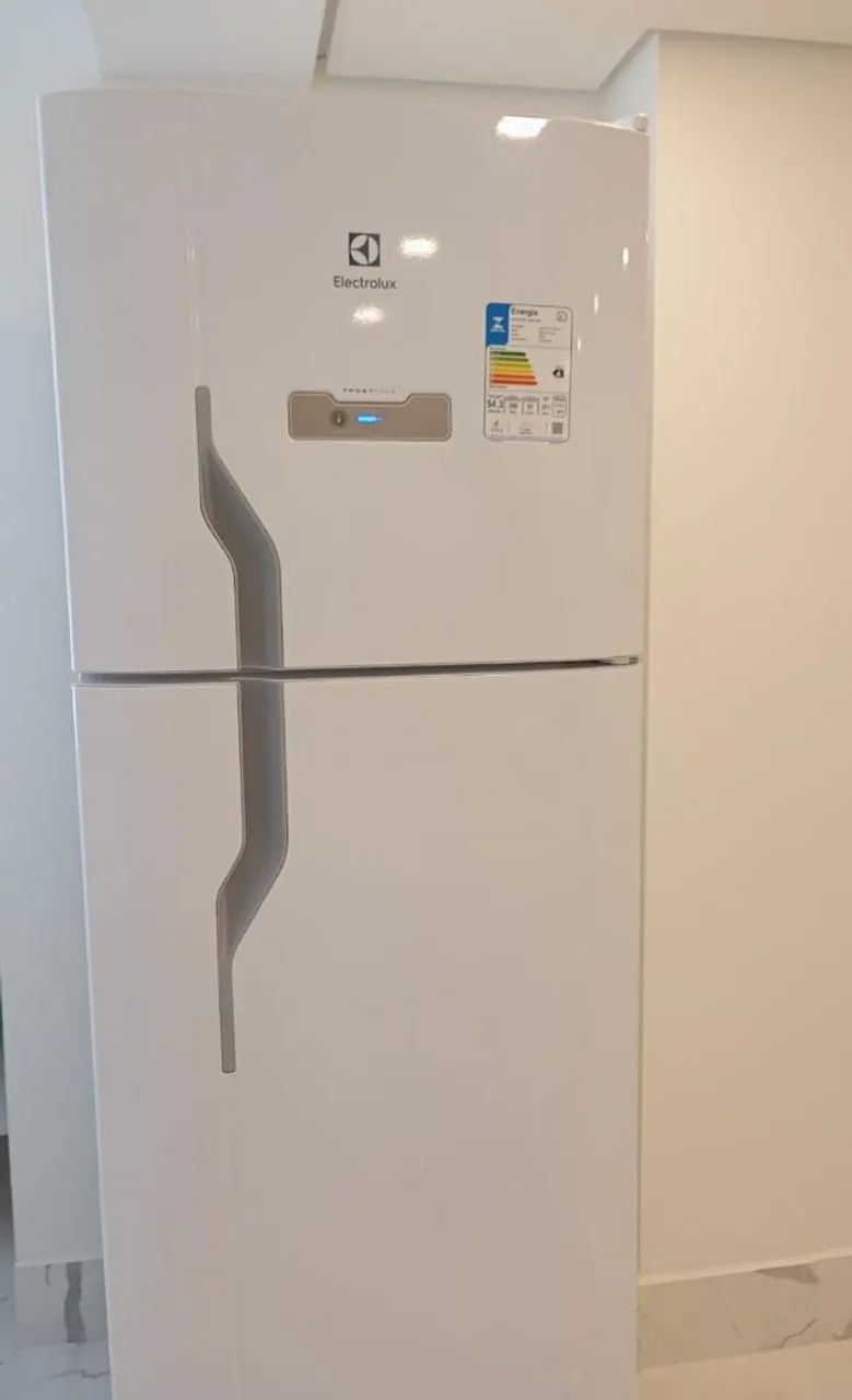 Geladeira 371L Nova MESES de uso .