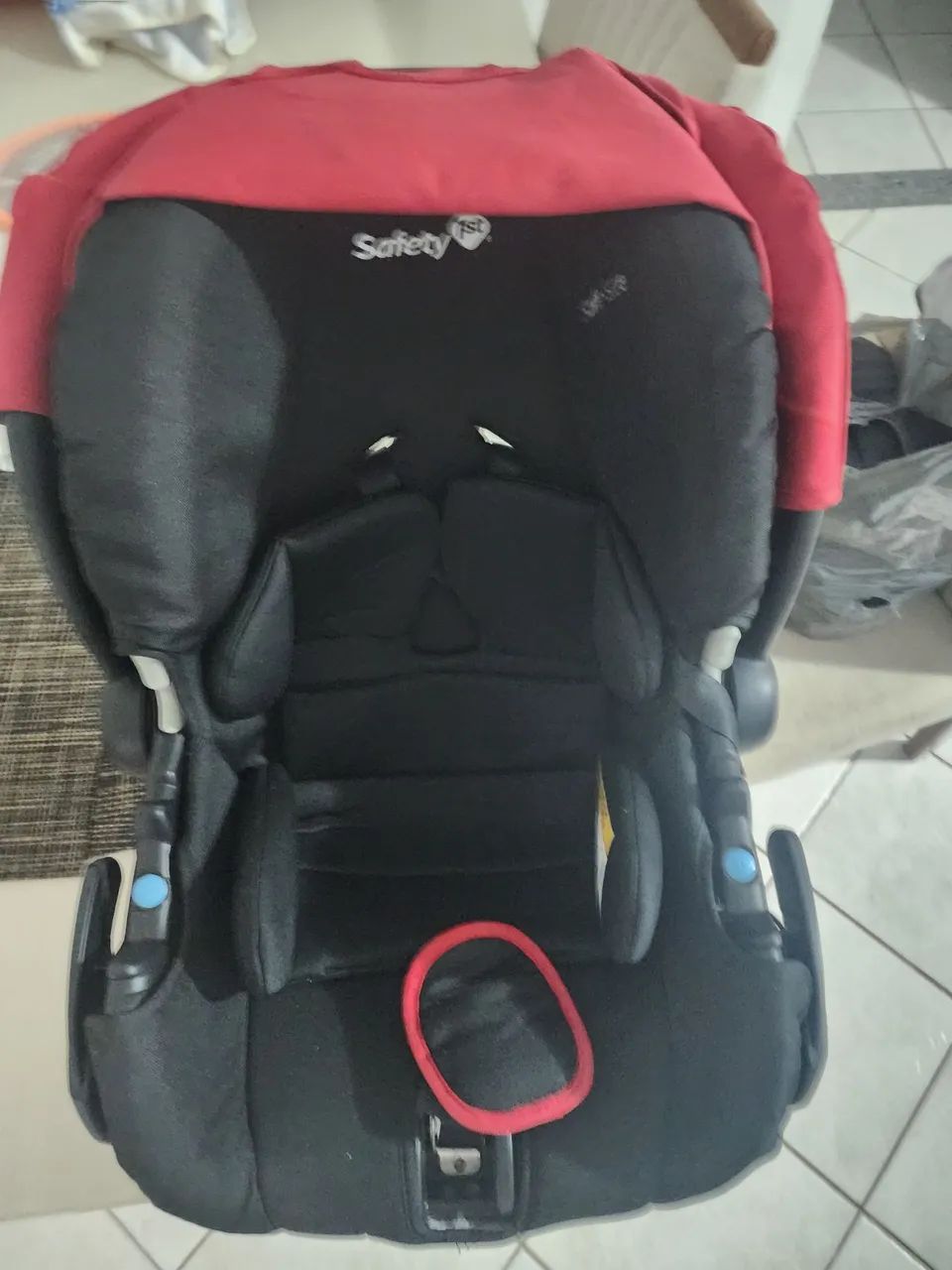 Carrinho Safety com bebê conforto 