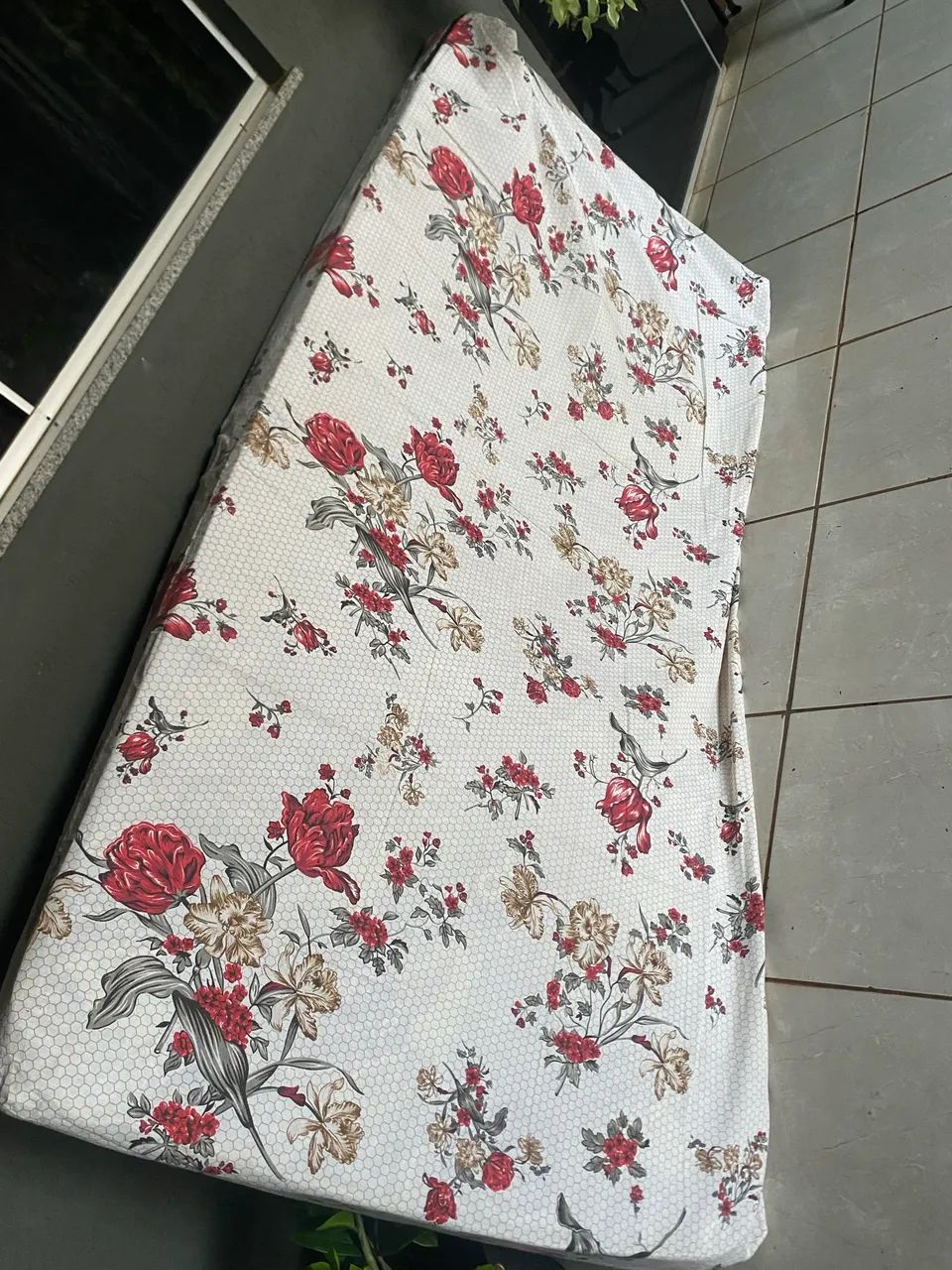 vendo colchão solteiro 1 ano de uso  - Foto 2
