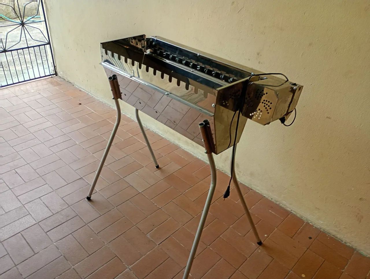 Churrasqueira giratória para espetinho 