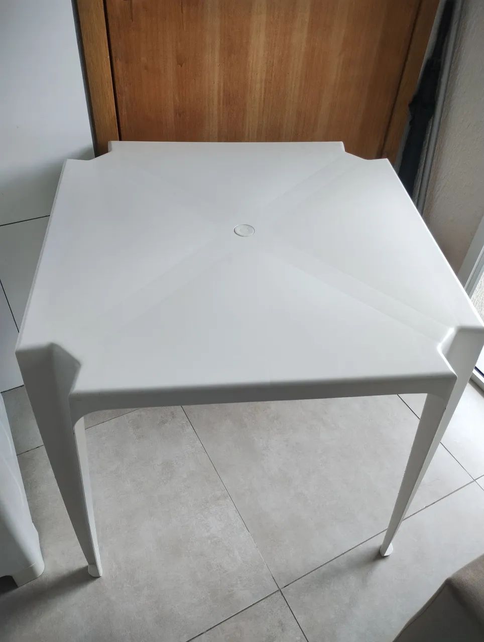 Mesa Plástica com 2 cadeiras - Foto 4