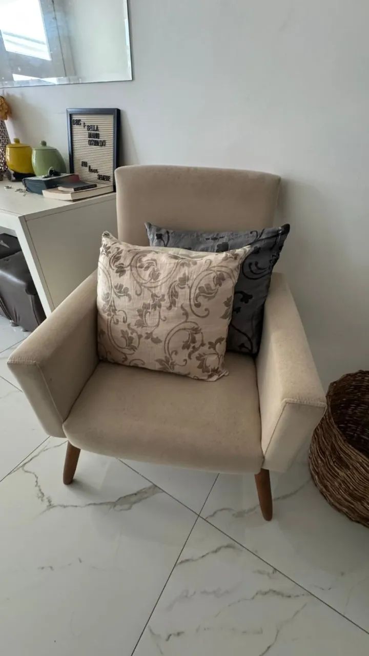 PAR DE POLTRONAS DECORATIVAS