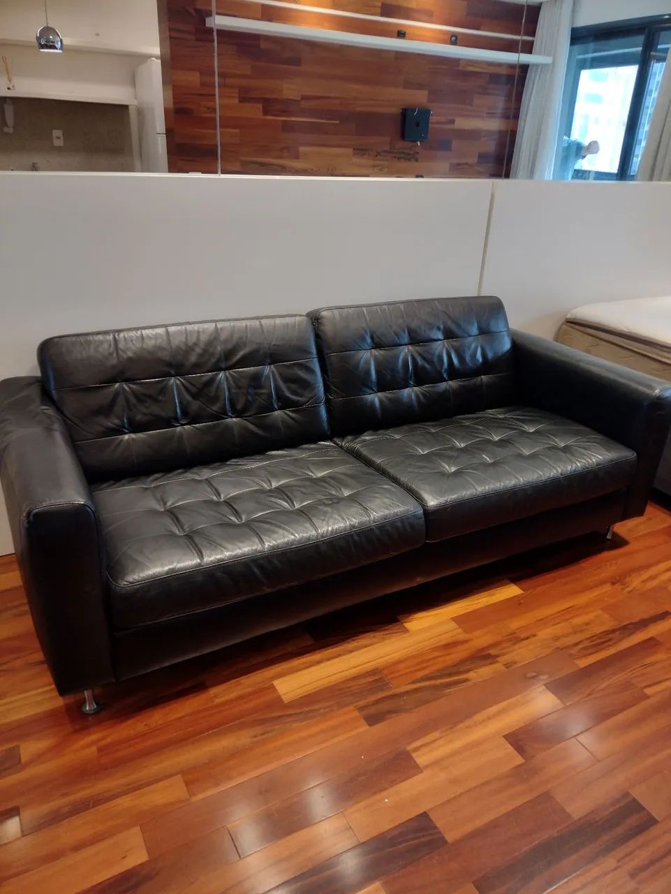 Sofá preto em couro legítimo 
