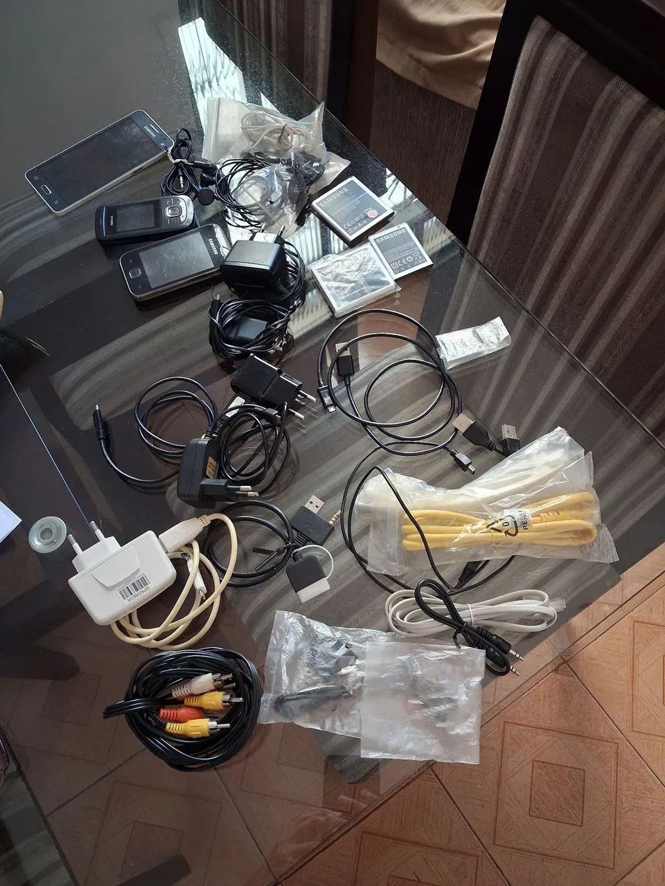 Vendo cabos , fone de ouvido, carcaça de celular