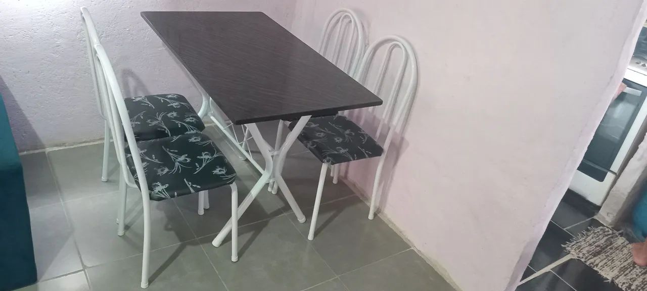 Mesa com 4 cadeiras 