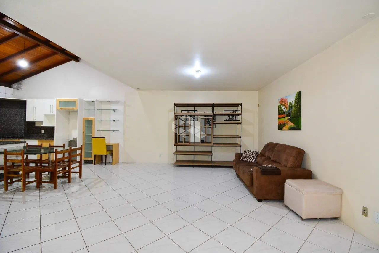 CASA COM 3 QUARTOS 2 SUÍTES 4 VAGAS E EDÍCULA À VENDA NO BALNEÁRIO EM FLORIANÓPOLIS