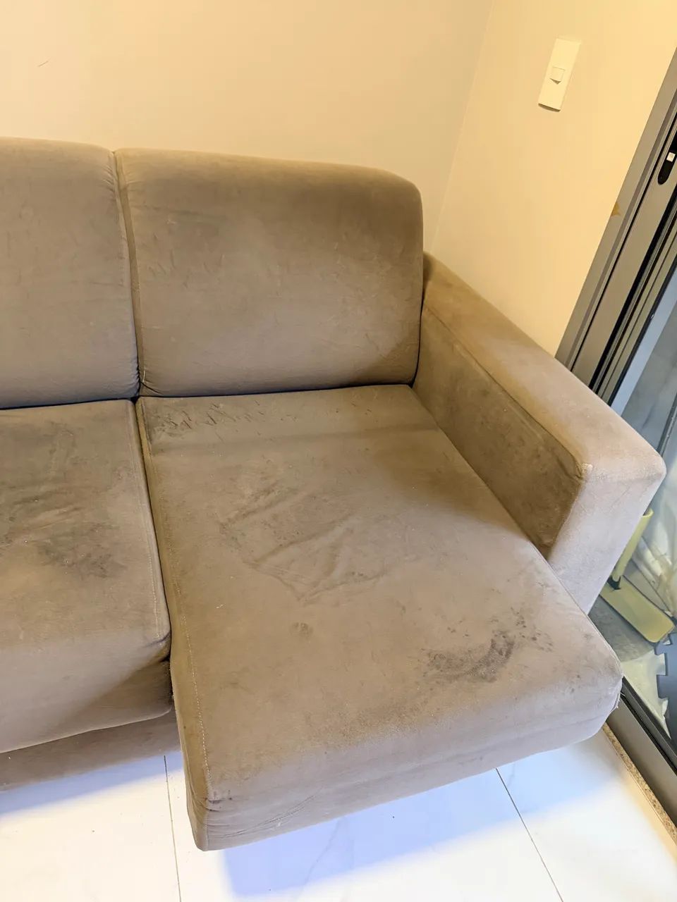 Sofa 3 lugares tecido cinza  - Foto 2