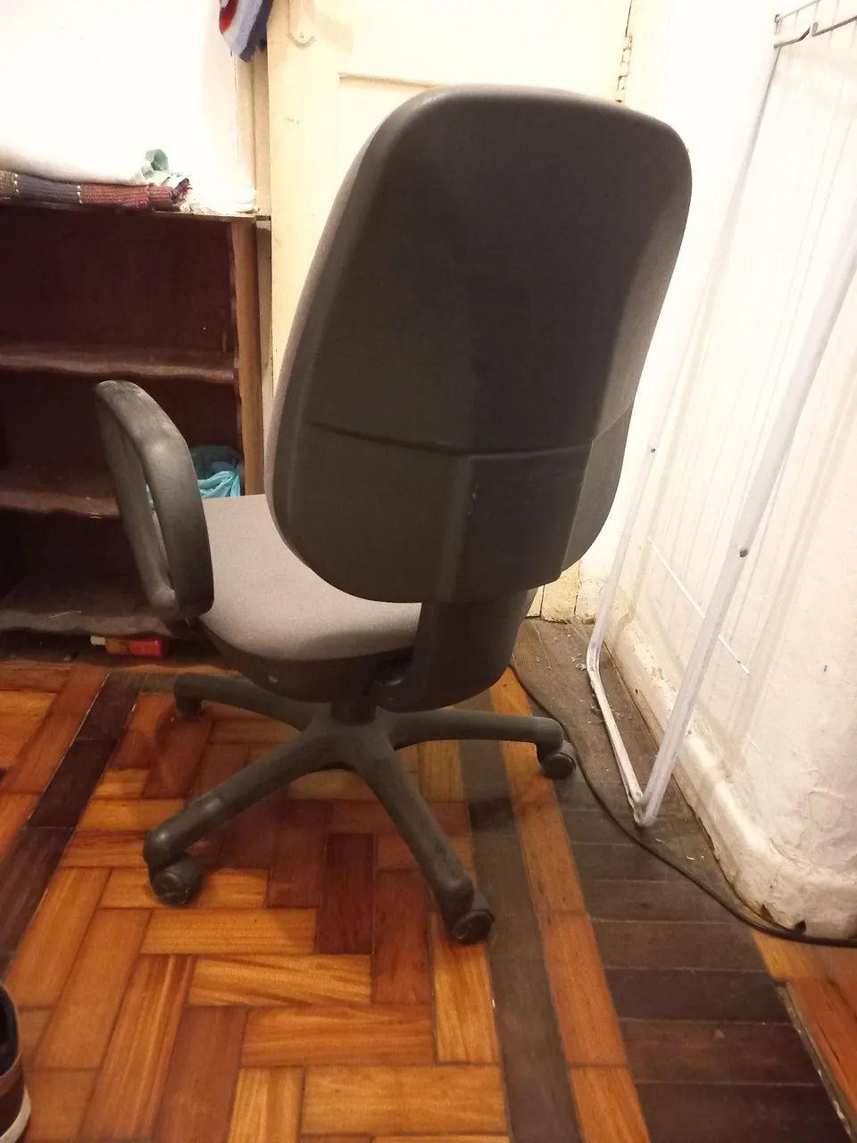 Cadeira de escritório cinza - Foto 2