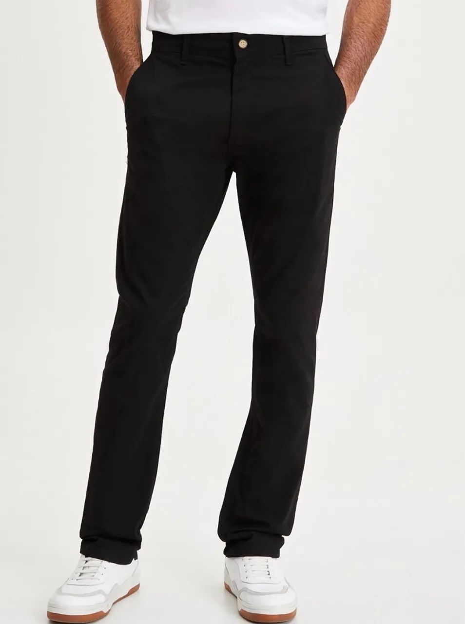 Calça slim básica em sarja com elastano 