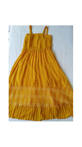 vestido plissado amarelo