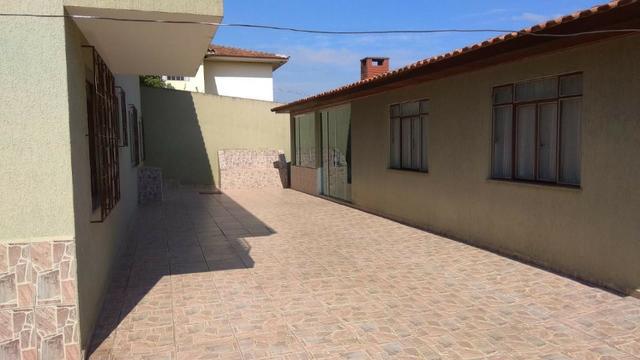 Ótima residência c/ 04 quartos, amplo terreno e salão de festas em Uvaranas !!! - Foto 12