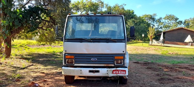 VENDE- SE UM FORD CARGO