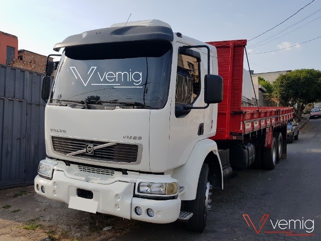 CAMINHÃO VOLVO VM 23.240 6X2