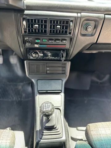 Gol GL 1989 restaurado, interior monocromático e aro 17 do Gol GT