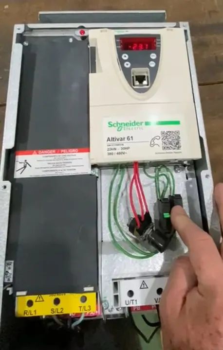 Inversor De Frequência Schneider Atv61hd22n4- Usado