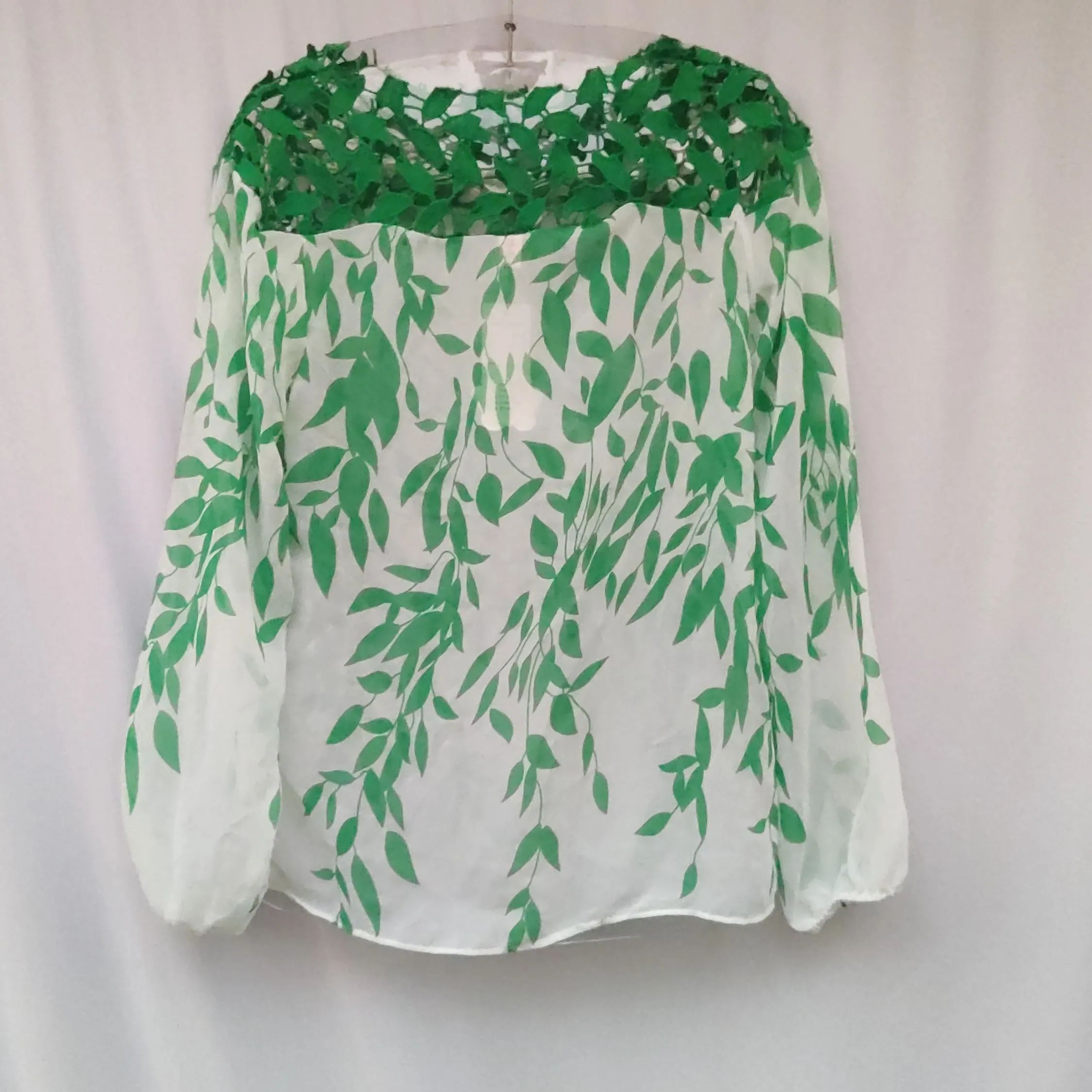 Blusa de renda branca com detalhes em verde - Foto 2