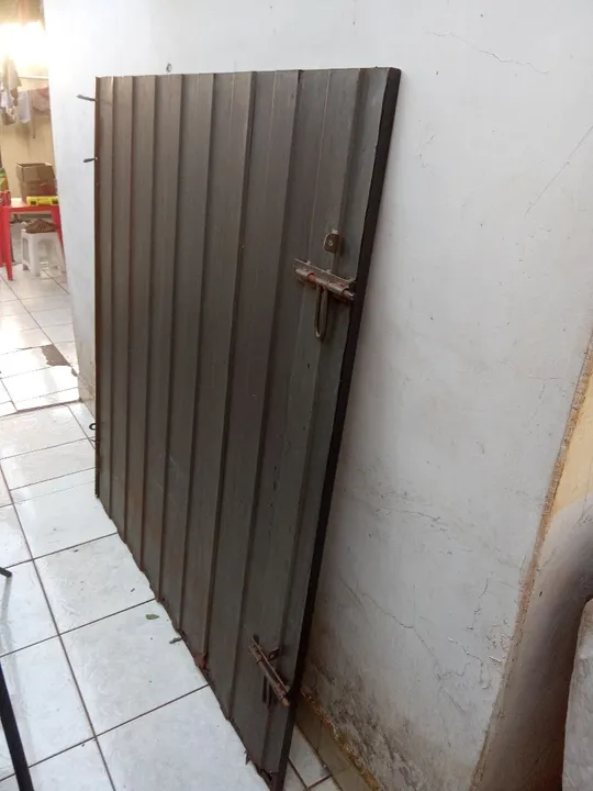 Portão de aço com dobradiça