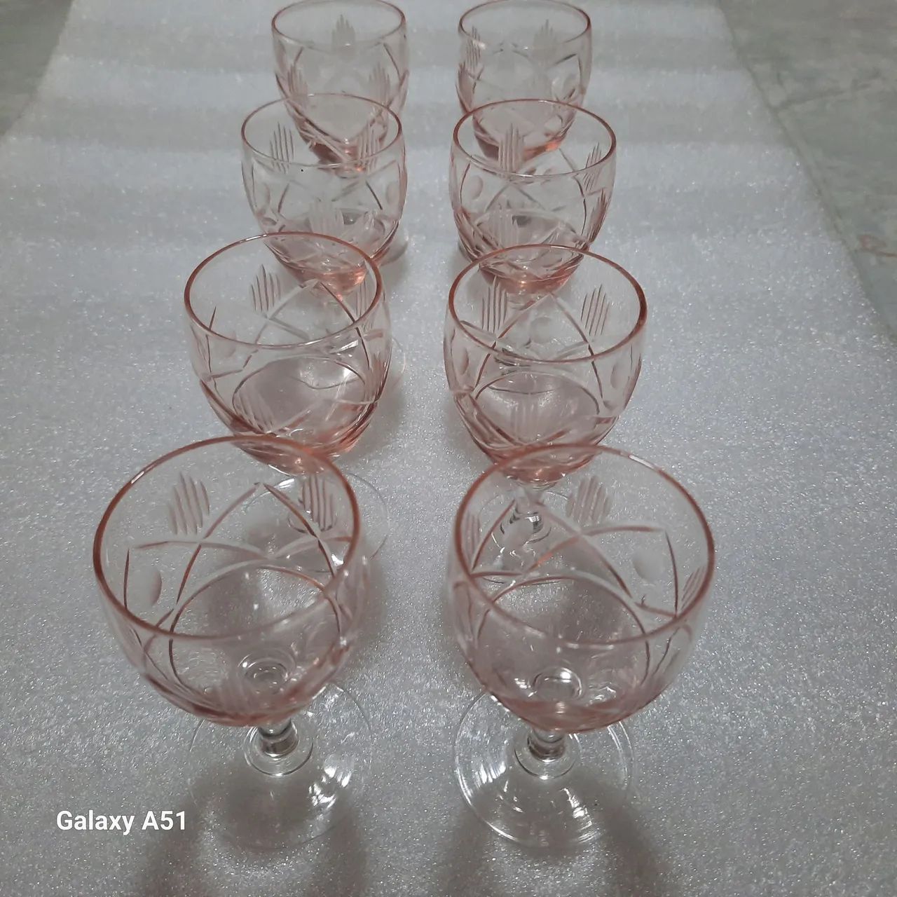 Jogo de 8 taças de cristal rosa lapidado, pequenas licor. Decada de 20. 