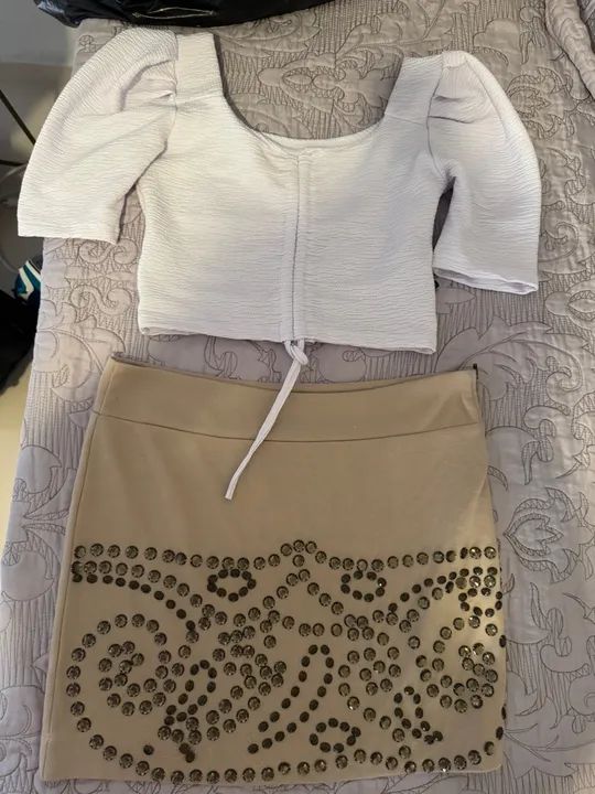 Conjunto Cropped Branco e Saia Bege com Pedrarias
