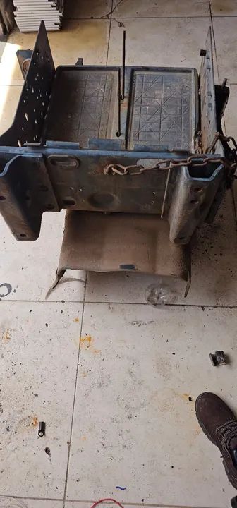 Caixa da bateria completa com suporte iveco stralis. - Foto 4