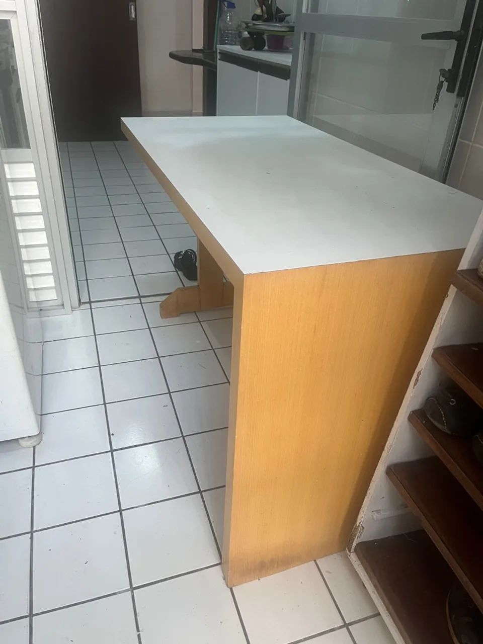 Mesa de jantar branca com pés de madeira - Foto 2