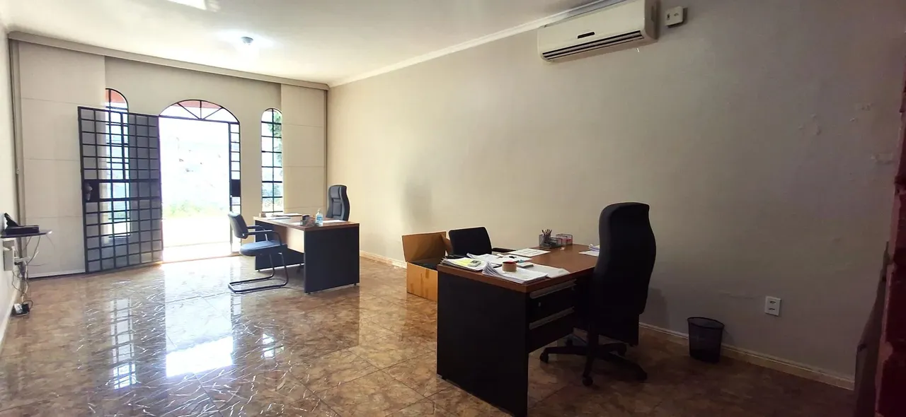 Vieiralves, Imóvel Comercial, Área 300m2, 4 Salas, 3 Banheiros, Piscina, Garagem.