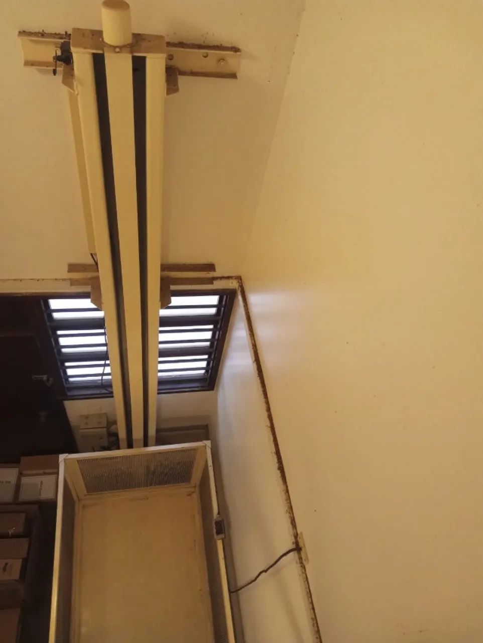 Elevador de cargas 250Kg - Foto 2