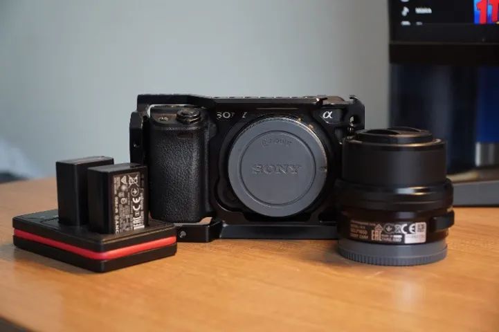 Sony A6400 - Câmera Profissional 4K + Lente 16-50mm + Case Smallrig + Bateria Extra