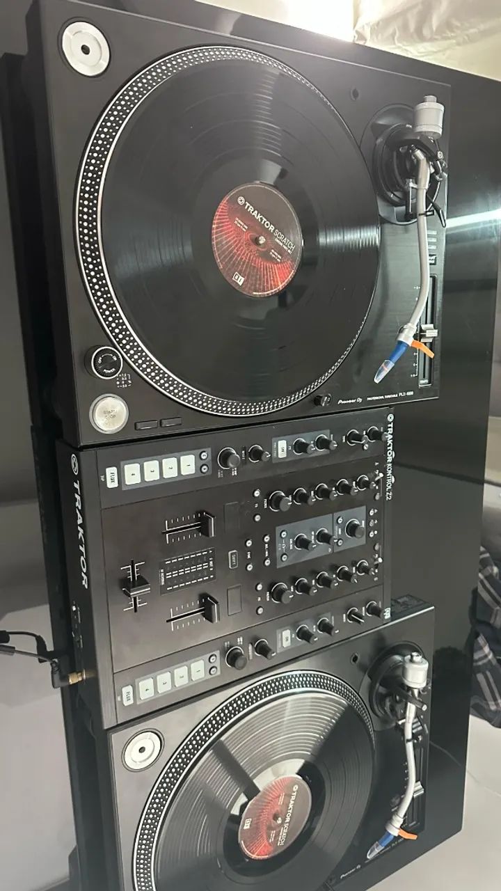 Plx-1000 Pioneer + Mixer Traktor z2 + fone + Ortofon Plx-1000 Pioneer + Mixer Traktor z2 + fone + Ortofon