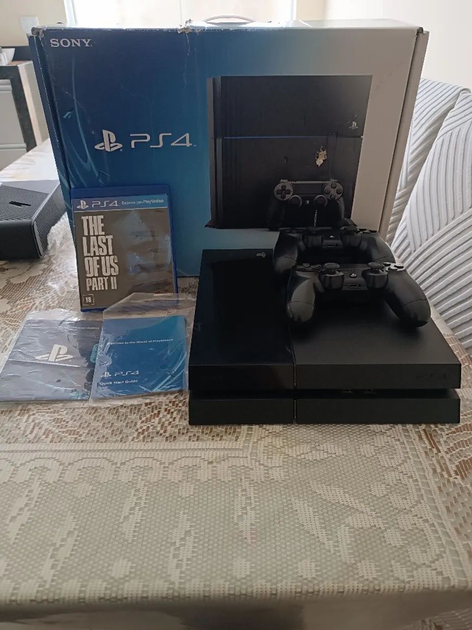 PS4 500GB COM 2 CONTROLES ORIGINAIS NA CAIXA COM MANUAL, 1 JOGO THE LAST OF US II