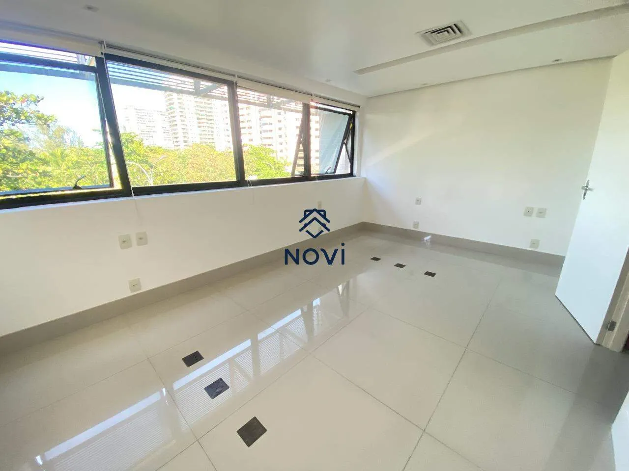 Novi Aluga Sala Comercial no Barra Business Center Pronta para Uso