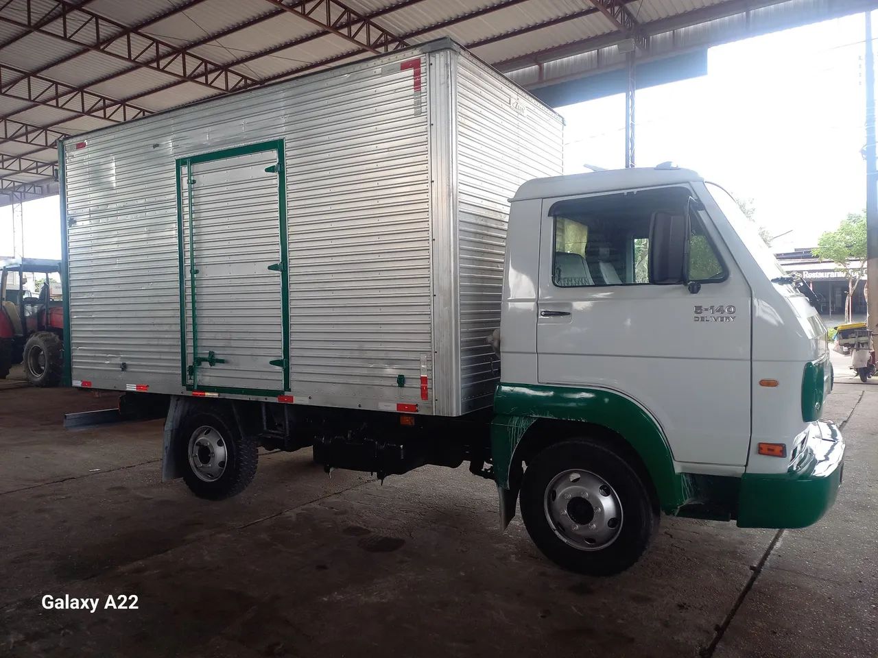 Caminhão VW 5.140 Delivery Baú em ótimo estado