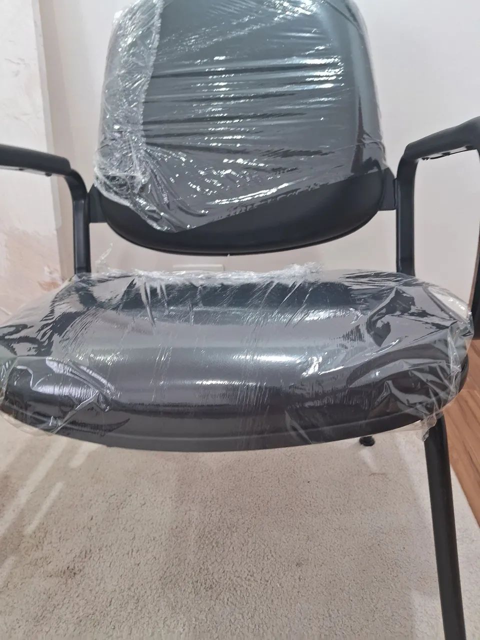 Cadeira de Escritório - **NOVA, PRATICAMENTE SEM USO - Foto 5