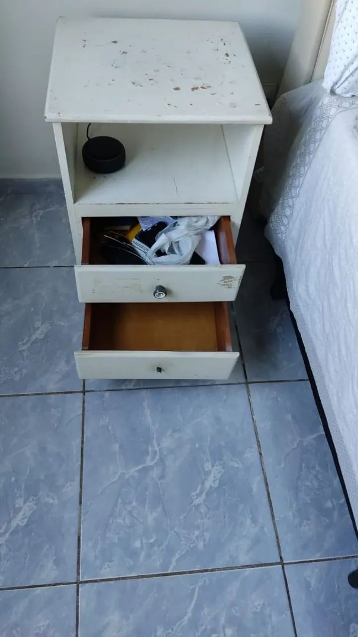 Mesa de cabeceira branca com gavetas - Foto 2