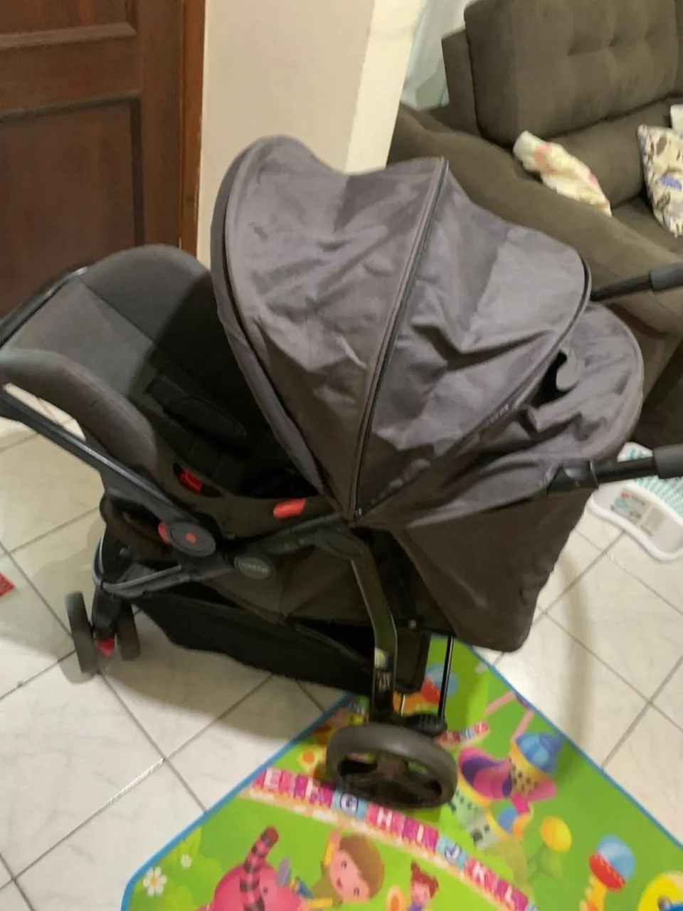 Carrinho de bebê com bebê conforto - Foto 3