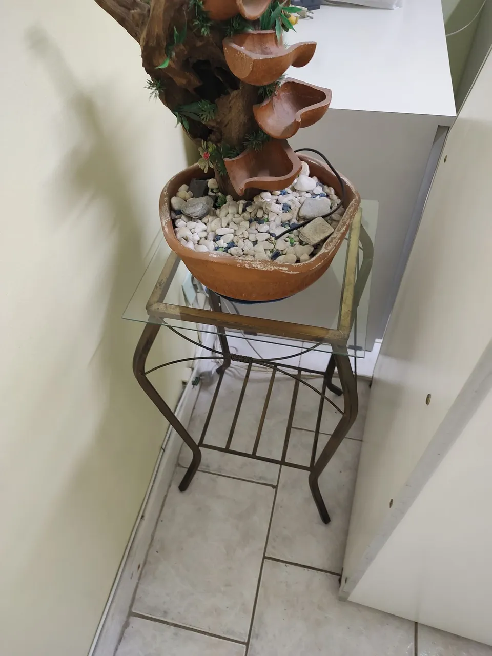 Mesa de apoio em ferro com tampo de vidro