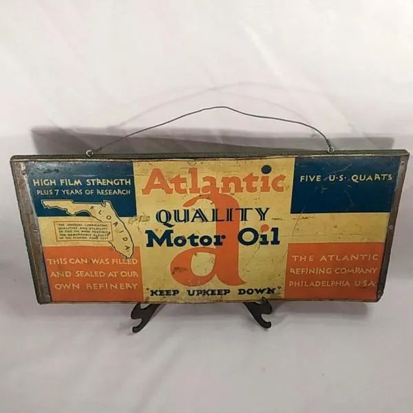 DECORAÇÃO DE AMBIENTES - ANTIGA LATA de ÓLEO Americana da ATLANTIC, no suporte de madeira