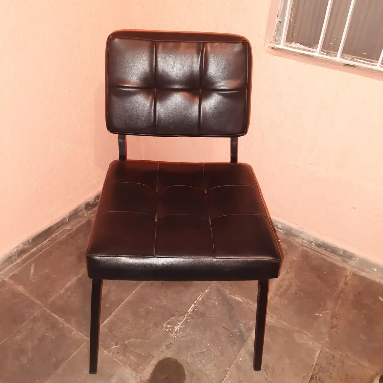 Cadeira preta estofada