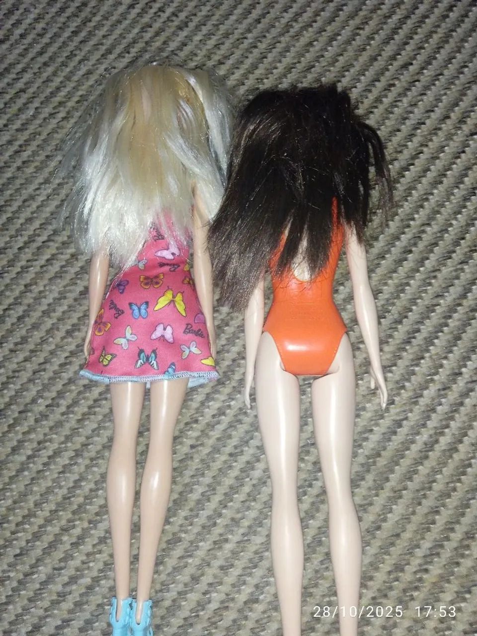 Par de Barbies - uma loira de 2015 e uma morena 2021. - Foto 5