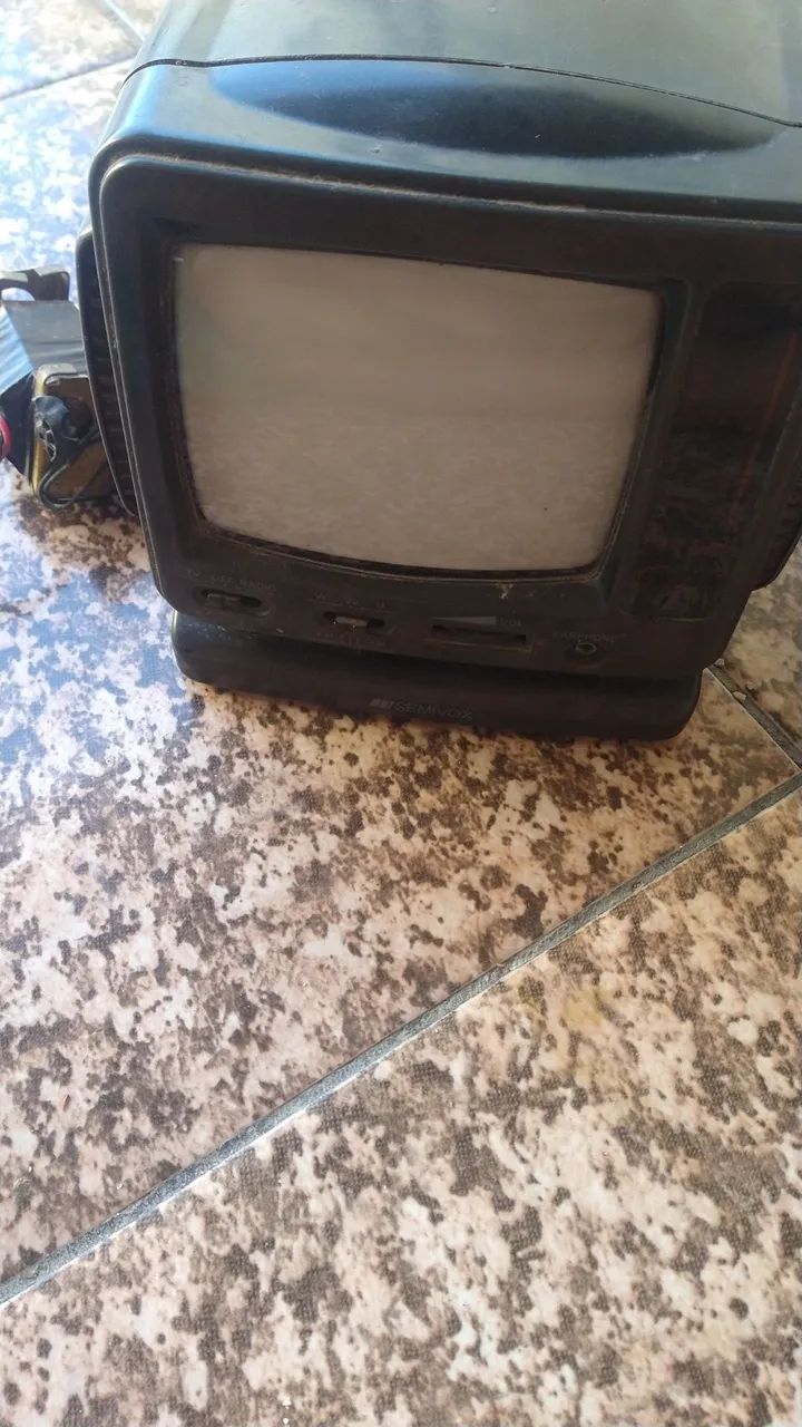 Pequena tv 14 polegadas em preto e branco 