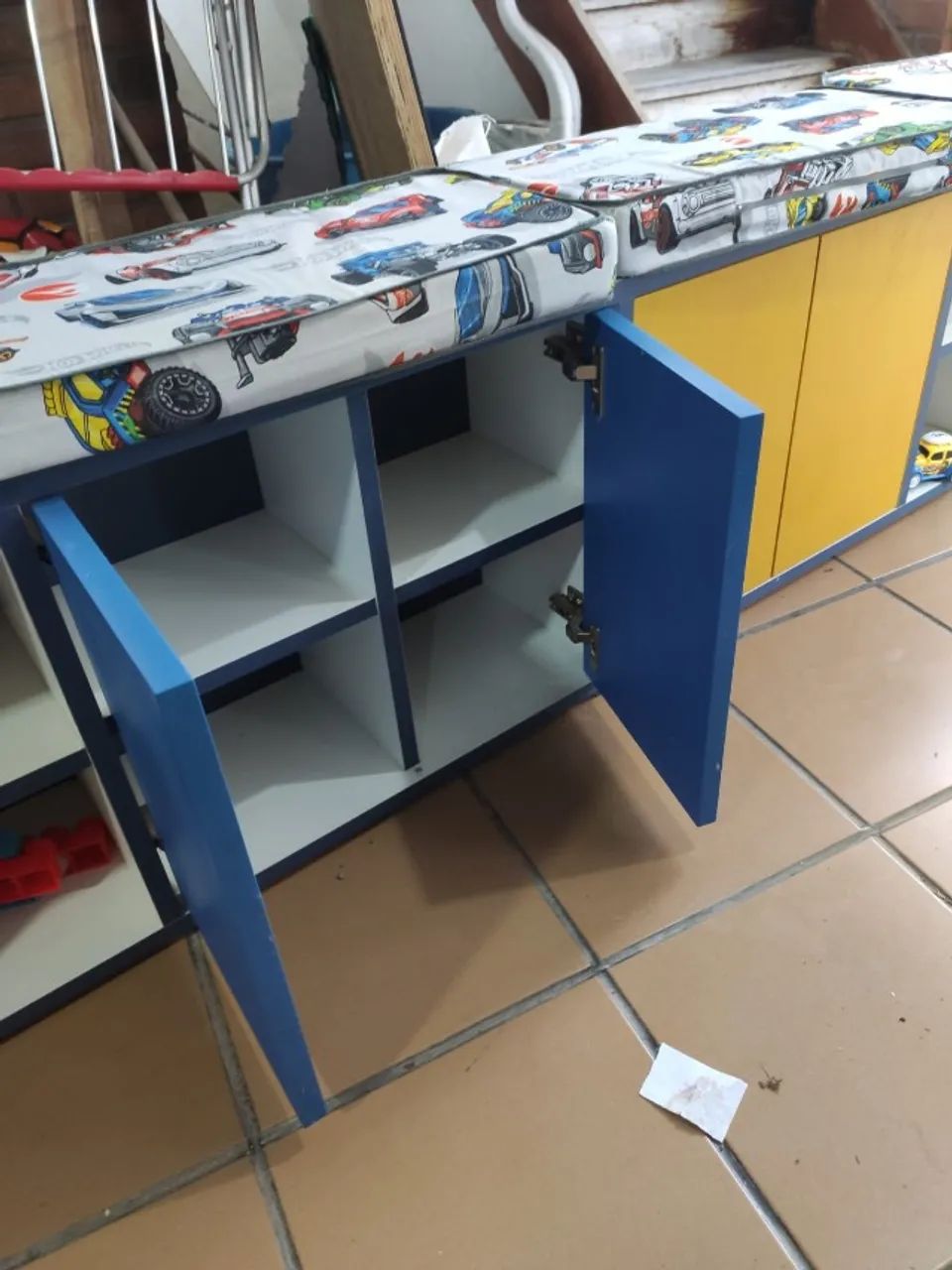 Banco linear com armário e nichos - Foto 4