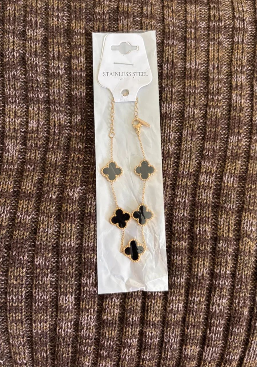 Pulseira trevo no aço dourado  - Foto 2
