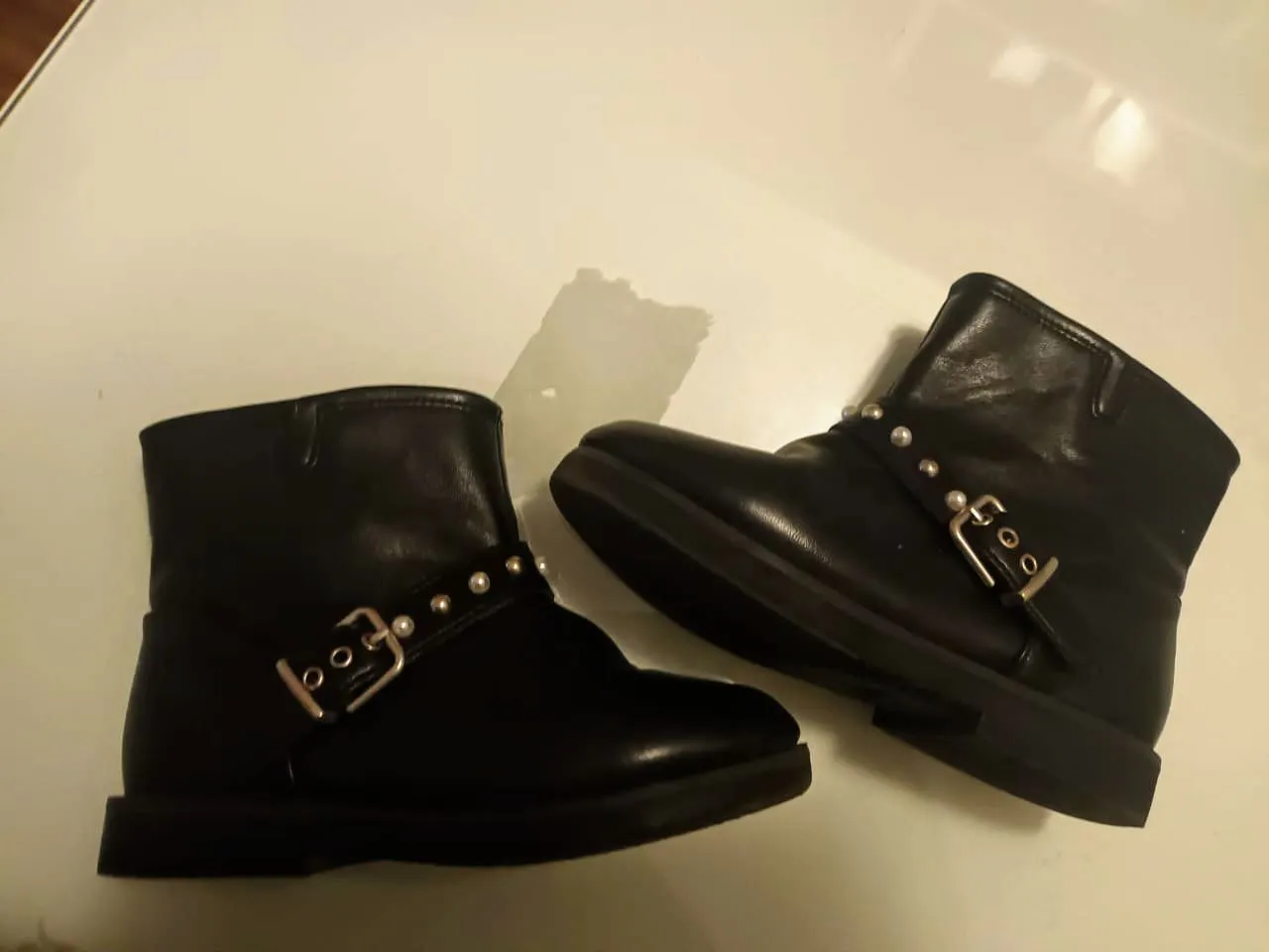 Botas pretas com fivela e detalhes