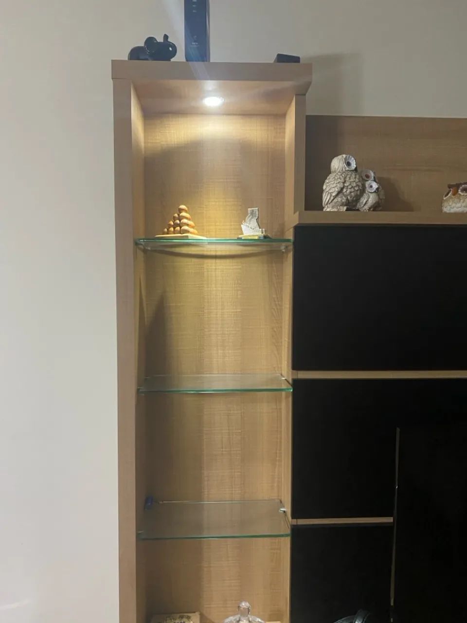 Rack de TV com duas gavetas fechadas e prateleiras e nicho para eletrônicos - Foto 3