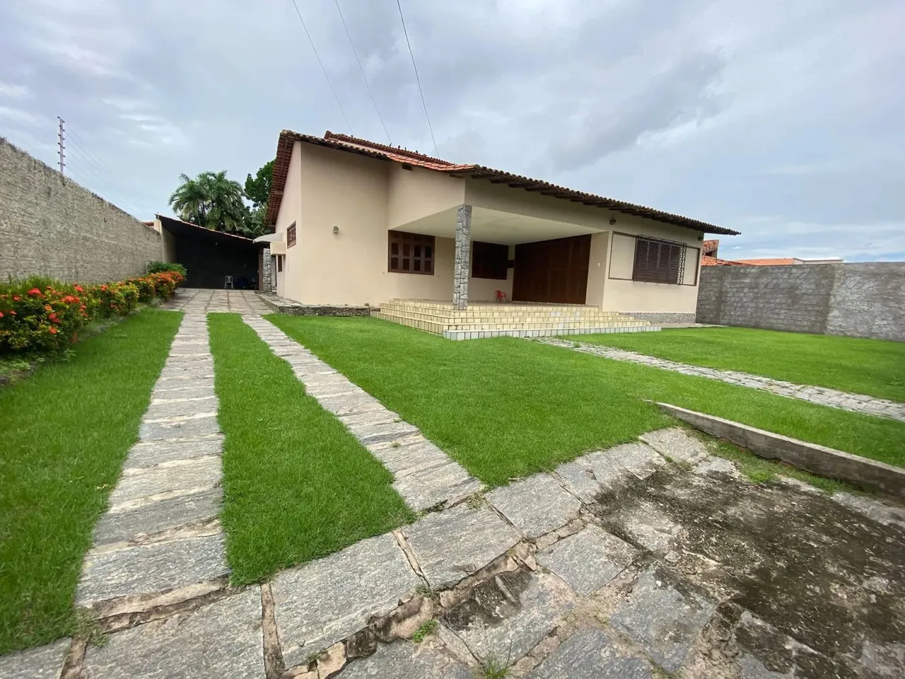 Casa duplex com piscina no Olho Dágua( lado praia )