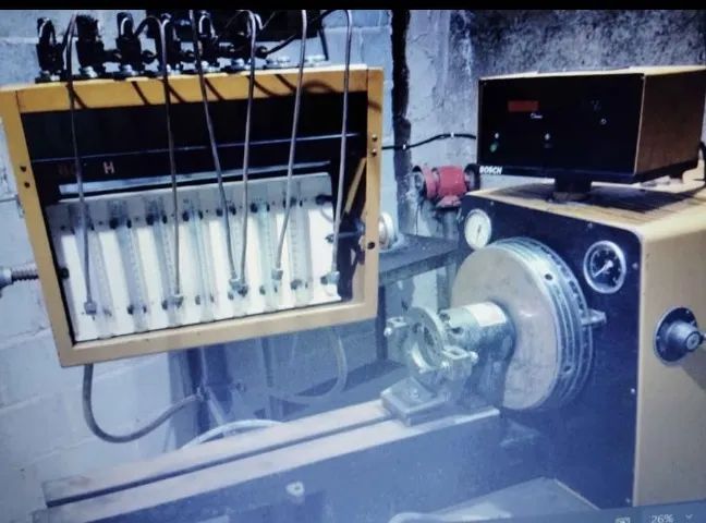 Bancada de teste para injetora diesel com ferramentas.