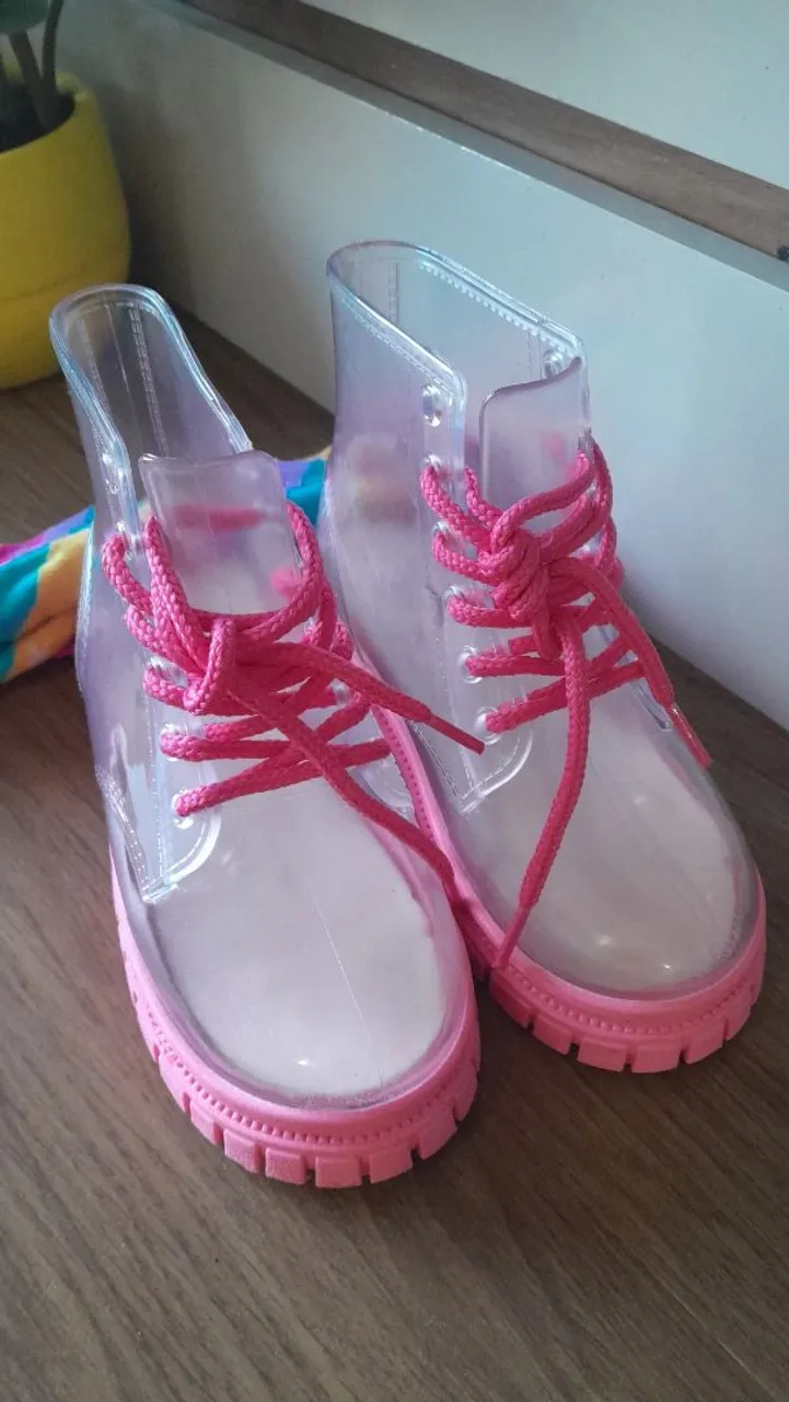Botas transparentes infantis com cadarço rosa
